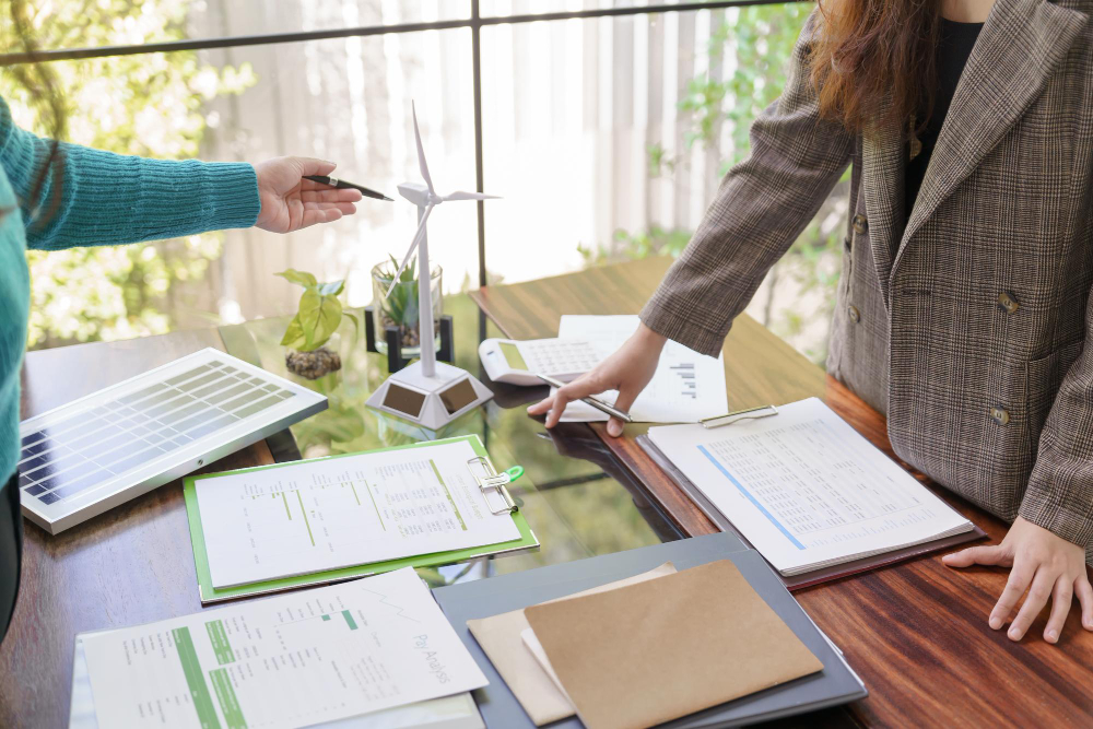 Maquetade un generador eólico sobre un escritorio durante una presentación del proyecto
